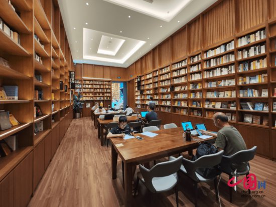 文化经济学视野下的北京实体书店：构建图书<em>与人</em>的共生关系