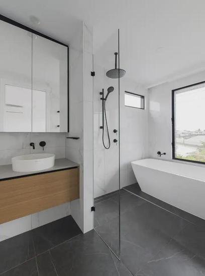 让你的小卫生间变身为豪华浴室？教你<em>如何安装</em>浴缸！