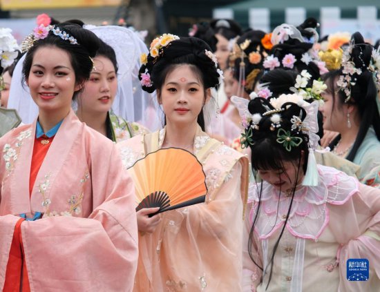 3月18日，身着古风服饰的市民在广西南宁园博园花朝盛典活动中...