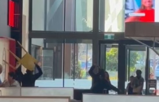 澳大利亚<em>购物中心</em>再现暴力事件：青少年舞刀互掷椅子 目击者惊慌