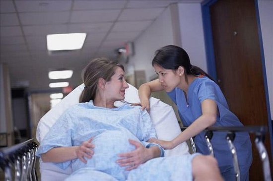 产妇顺产转剖宫产，手术医生询问<em>谁签字</em>，她的回答很硬气