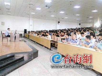 漳州/警方在高校开展宣传，防范“不良校园网贷”