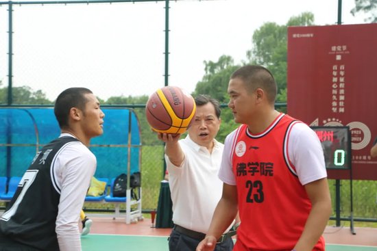 干部<em>和僧人</em>篮球友谊赛在成都举办