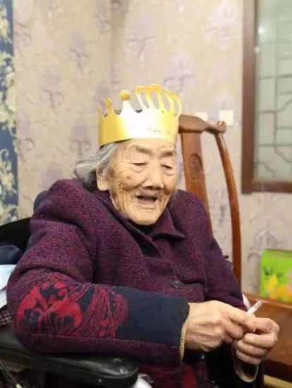 105岁老人张西英：“家庭幸福就是长寿的秘诀”！