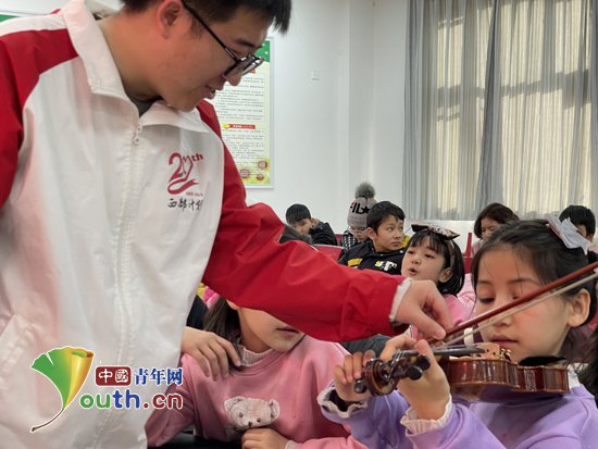 泽普团县委携手志愿者开展“青小伴”微课堂