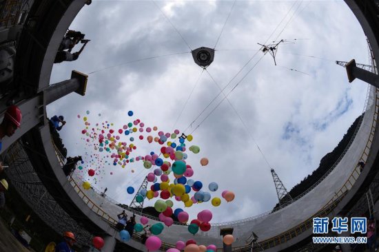 最大 世界 射电望远镜/7月3日，工作人员在现场放气球，庆祝世界最大单口径射电望远镜...