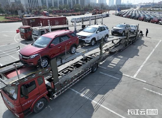武汉阳逻港保税园迎来今年最大批量鄂产出口整车