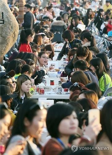 韩媒:数千中企员工赴韩开史上最大<em>炸鸡啤酒</em>派对