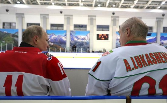 普京和白俄罗斯总统<em>组队</em>打冰球 13:4赢下比赛（图）