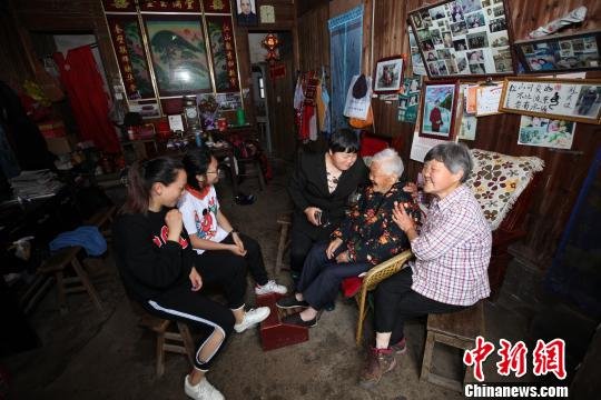 探访安徽<em>五世同堂</em>大家庭：107岁老太是“大宝贝”