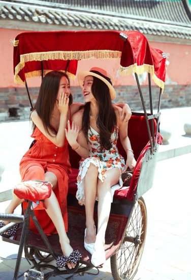 贾青和安又琪结伴旅游，坐在黄包车上拍合照，网友：回头率稳了...