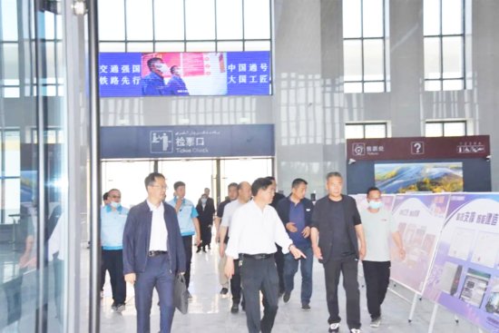 国铁集团党组成员、副总经理王同军到中国通号和若铁路项目调研...