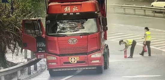 福建：货车突然起火，高速收费员秒变“<em>消防员</em>”施救