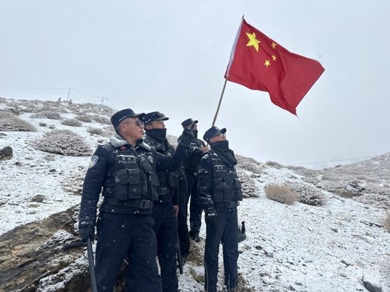 西藏戍边民警在风雪中巡逻踏查