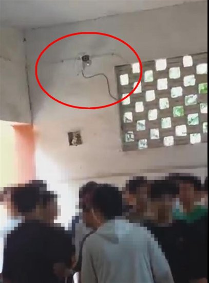 <em>河南商丘</em>一中学在男厕所安装监控，校长：为防止学生打架，未...