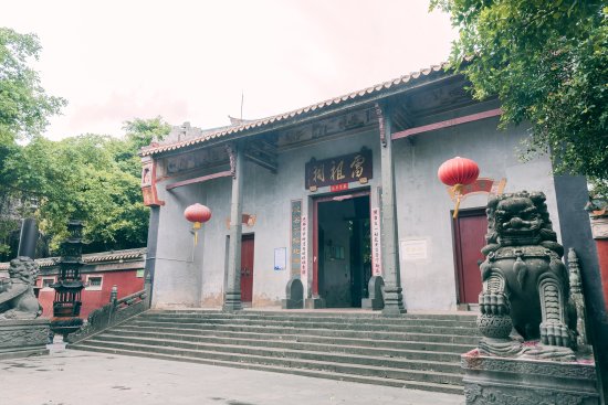广东湛江有座庙宇，外观并无不同，大殿前却跪着4个很奇怪的石人