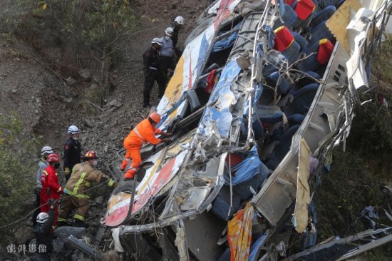 一<em>长途客车</em>在秘鲁中央公路坠崖 遇难人数上升至29人
