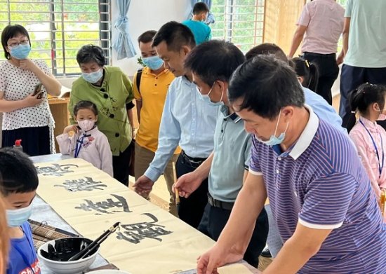 <em>儋州</em>新时代文明实践中心书法绘画免费学堂开班