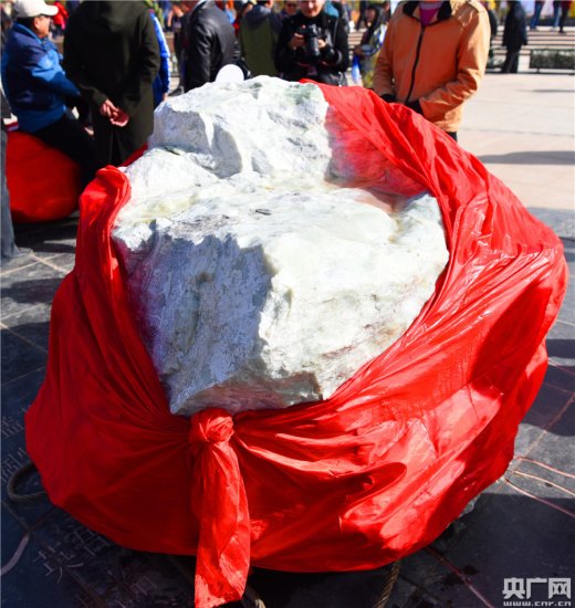 5.89吨且末<em>和田玉山料</em>原石拍出7100万！