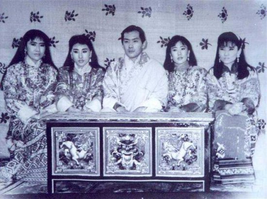 不丹国王辛格：17岁继位，娶同胞4姐妹生10个孩子，51岁主动...