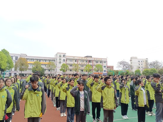 重庆市华蓥中学校举行学生防欺凌宣誓仪式