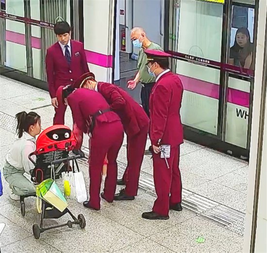 幼童被糖果卡喉<em> 武汉地铁</em>工作人员接力急救