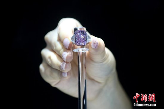 香港佳士得呈献拍卖史上最硕大艳彩紫粉红钻石估价<em>高达</em>3亿港元