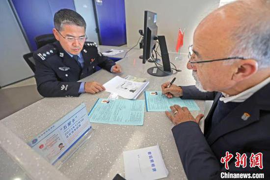 “五星卡”签发启用 5人在浙江领取新版外国人<em>永久居留</em>身份证