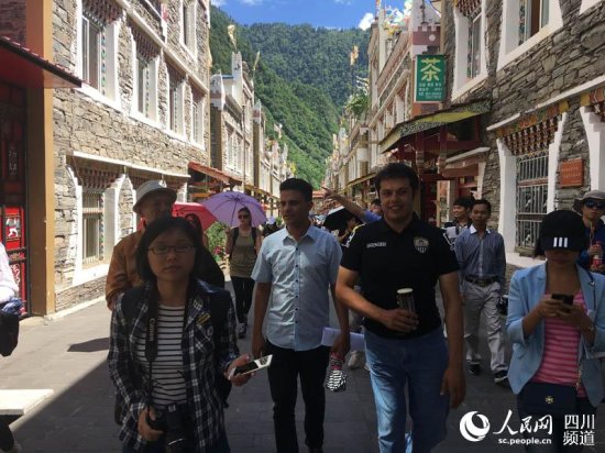 王波/海外留学生们参观全国文明村丘地藏寨。王波摄