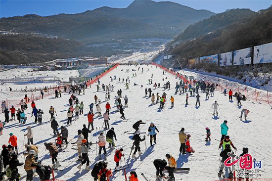 茂县九鼎<em>山</em>太子岭滑雪场开启2023年滑雪季
