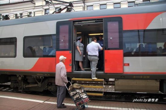 坐<em>火车</em>去俄罗斯旅行，俄罗斯的<em>火车</em>是什么样子？和中国有何不同