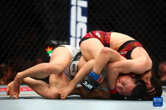 搏击——UFC：张伟丽卫冕女子草量级金腰带