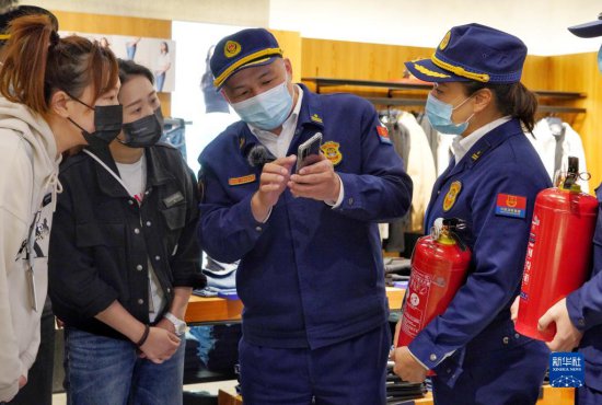 当日，上海长宁消防救援支队联合市场监管部门在辖区一家大型...