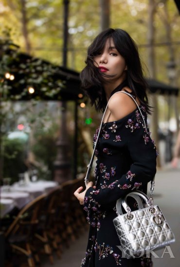 性感 巴黎/时尚主播Linda巴黎Dior街拍曝光深V斜肩小露性感