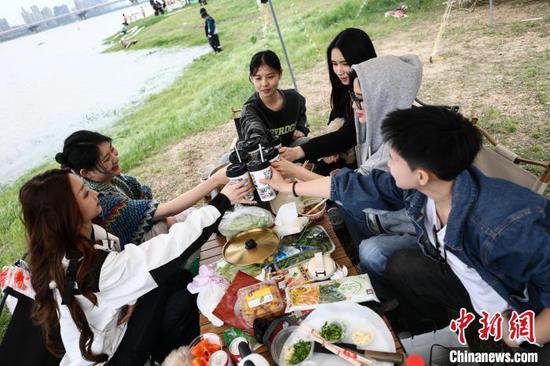 江西南昌：民众户外露营享受“五一”假期