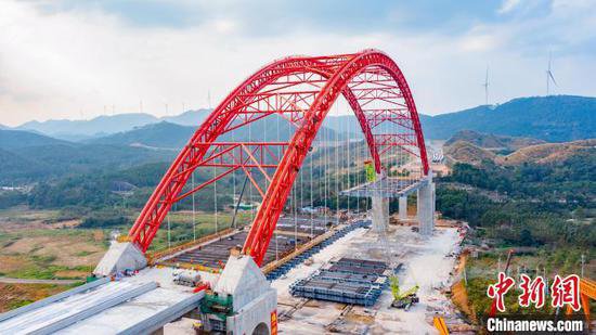 南湛高速平陆运河旧州特大桥格子梁吊装完成