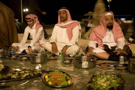 沙特人的一天都吃些什么？其实他们只吃两餐，网友：懒的“羡慕...