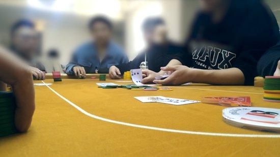 暗访德州<em>扑克</em>地下“赌场”：变身运动员竞技，买筹码赢苹果手机