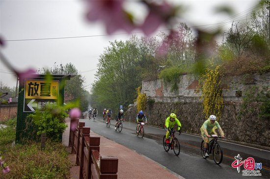 第七届中国·安州环山环湖自行车公开赛 吸引千余名选手<em>雨中</em>竞技