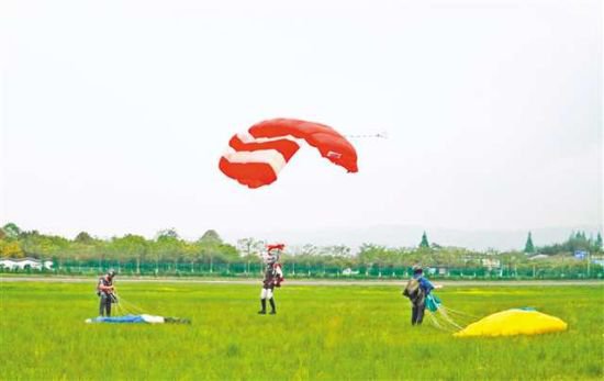这个假期“飞”好玩 重庆掀起低空飞行消费热潮