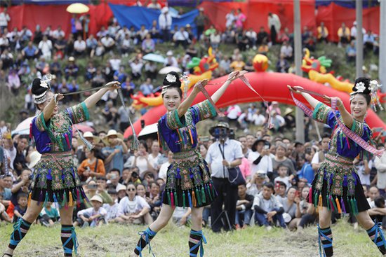 贵州黎平：侗族传统摔跤活动举行-新华网