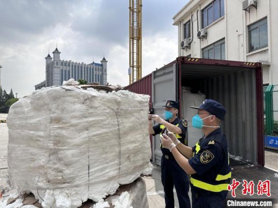 上海外港海关查获十余吨废弃一次性<em>卫生用品</em>“洋垃圾”