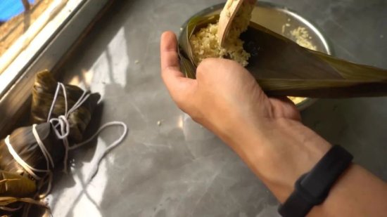 碱水粽<em>简单家常</em>的做法，蘸着白糖吃特香，是童年最爱的甜粽子