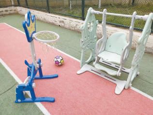 <em>适合孩子的</em>社区健身器材寥寥无几 家门口能添点儿童游乐设施吗