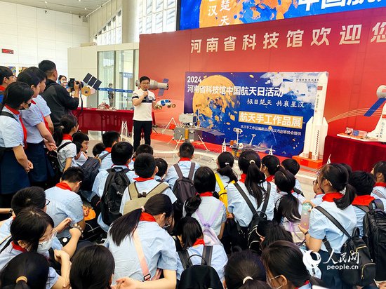 中国航天日：郑州千名小学生感受气动火箭秀