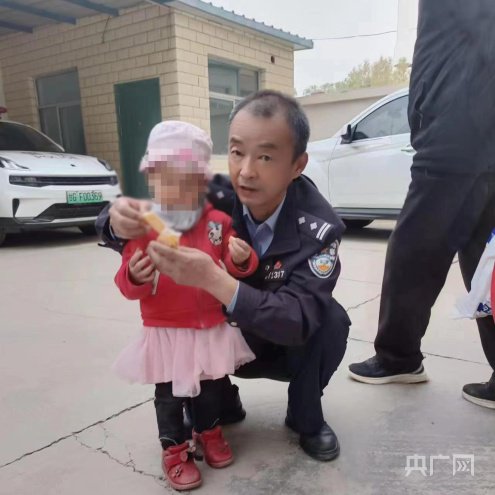 甘肃甘州：3岁娃不慎走失 民警助其找到家人