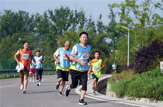 <em>重庆</em>·梁平首届农民马拉松比赛开跑