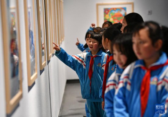 西藏首届特殊教育学校学生美术<em>作品</em>展开展