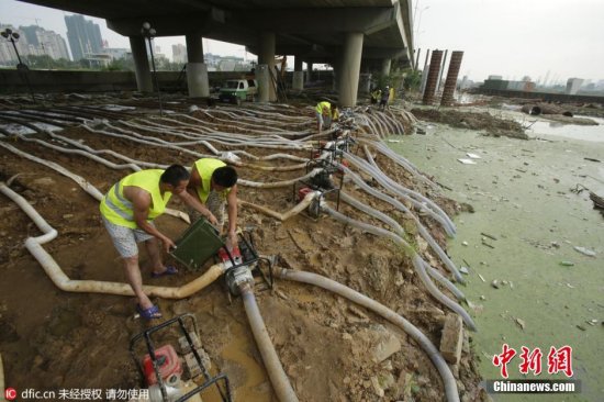 数十台抽水机连续工作一周 武汉野芷湖水位下降