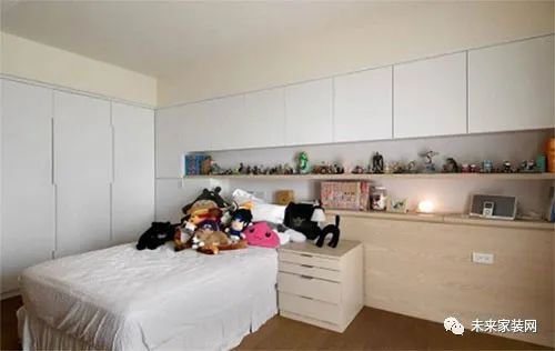 卧室<em>床头</em>装衣柜，小卧室拓展收纳空间的绝佳装修方式！